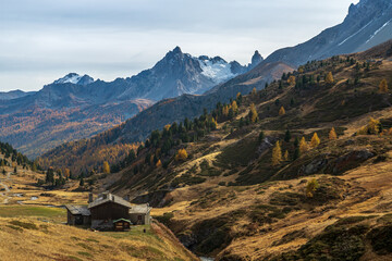 Refuge dans la vallée de la Clarée  ,Paysage de la vallée de la Clarée à l' automne , Hautes-Alpes , France