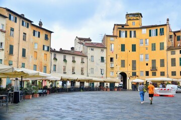 Lucca, Toscana, Italia. La Piazza dell'Anfiteatro è una piazza della città di Lucca, costruita...