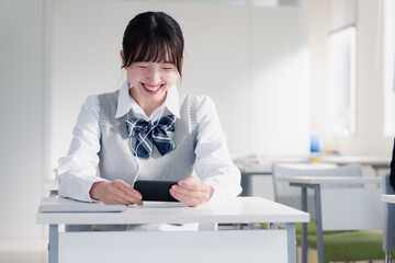 スマホで動画を視聴する女子高生