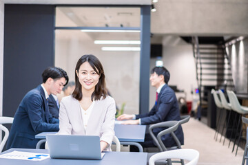 シェアオフィスでデスクワークをするキャリアウーマン