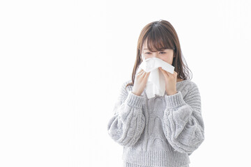 風邪・花粉症で鼻をかむ女性