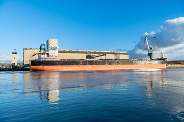Port de Rouen. Silos de stockage de céréales Beuzelin (Groupe BZ) en bord de Seine. Chargement de blé sur un cargo. Exportation céréales