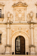 Obraz premium Detail of the gate of the Alcazar of Toledo and the bas-relief work around the gate and the emblem above the gate