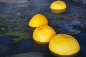 温泉に浮かぶボンタン