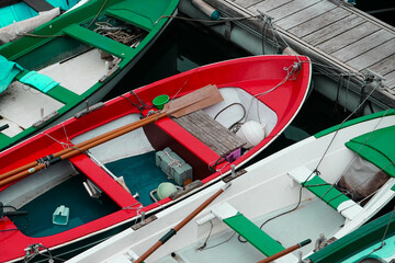 Des barques rouge verte et blanche amarr&eacute;es &agrave; un ponton dans un port de p&ecirc;che