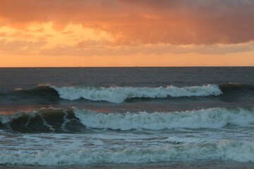 Fototapeta na wymiar waves on the beach at sunrise