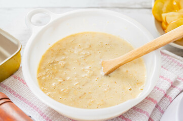 オートミールのパンケーキ生地材料を混ぜ合わせる