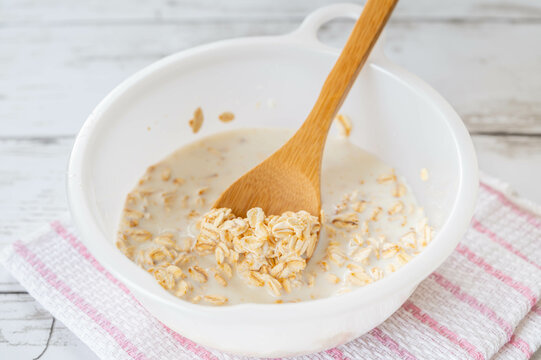 ミルクに浸したロールドオーツ - Powered by Adobe