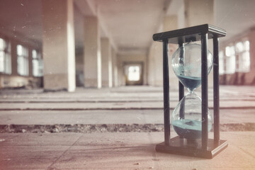 Sanduhr - Konzept - Sand Running - Hourglass - Time Concept