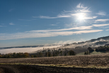 lever de soleil sur une vallée en Auvergne avec le brouillard formant une mer de nuages comme du coton par une matinée froide automnale