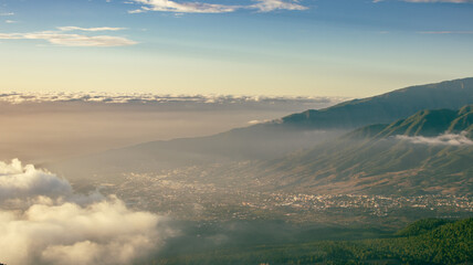 Panoramica del valle de Aridane, un atardecer desde las cumbres de la isla de La Palma.
