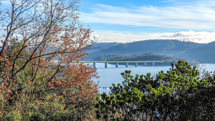Spectacle de la nature avec un paysage et un lever de soleil hivernal au bord du lac de Saint Cassien dans le Sud de la France