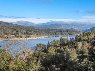 Fototapeta premium Spectacle de la nature avec un paysage et un lever de soleil hivernal au bord du lac de Saint Cassien dans le Sud de la France