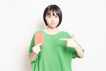 レッドカードを見せている若い女性