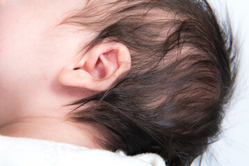 oreille et cheveux de bébé