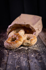 Bagels sésames et sac papier, vertical