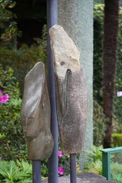 Moderne afrikanische Skulpturen im Tropischen Garten Monte Palace, Funchal, 04.02.2023