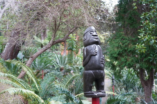 Moderne afrikanische Skulptur im Tropischen Garten Monte Palace, Funchal, 04.02.2023