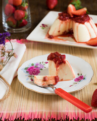 Flan de queso con fresas naturales en platos bonitos