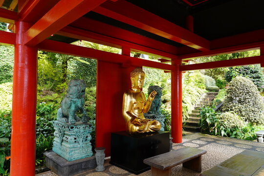 Skulptur von Buddha im Tropischen Garten Monte Palace in Funchal am 04.02.2023
