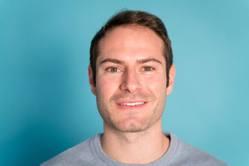 Obraz premium Serious young man looking at camera