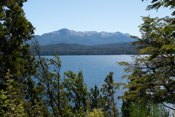 Fototapeta na wymiar Vista al lago