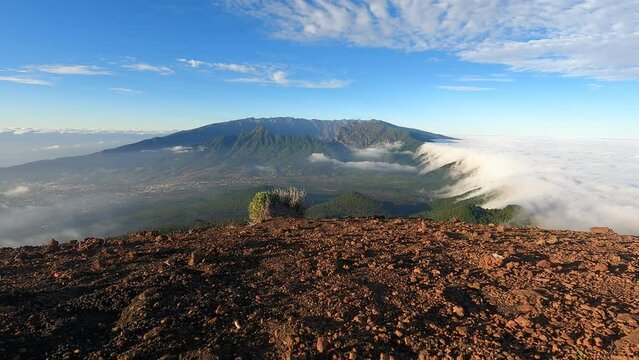 Timelapse o movimiento rapido de las nubes cayendo a traves de las monta&ntilde;as en la isla de la Palma, formando el efecto foehn, con la Caldera de Taburiente al fondo.