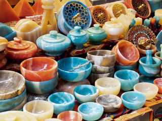 vasijas de diferentes colores en un mercadillo