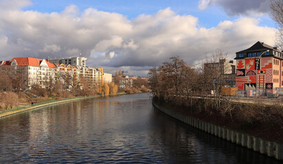Winter in Berlin; Berlin-Spandauer-Schifffahrtskanal, Blick vom Torfstraßensteg nach Osten (links das Weddinger Nordufer und rechts das Moabiter Friedrich-Krause-Ufer)