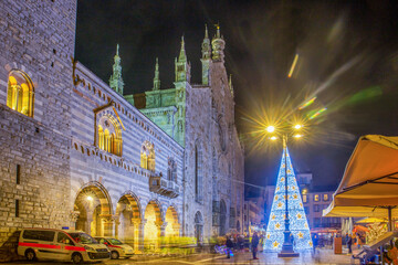 Fototapeta na wymiar Cathedral of Santa Maria Assunta in Como and Christmas tree