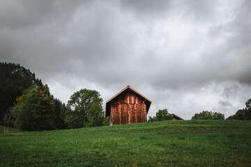 Obraz premium Wooden hut in the alps with mountains in the background Panorama