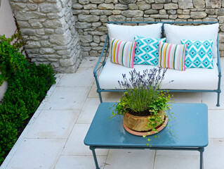Obraz premium kącik wypoczynkowy na tarasie, meble ogrodowe na tarasie, patio w ogrodzie, sitting area in garden, 