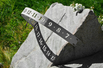 zegar słoneczny na kamieniu w ogrodzie, sundial in garden © kateej