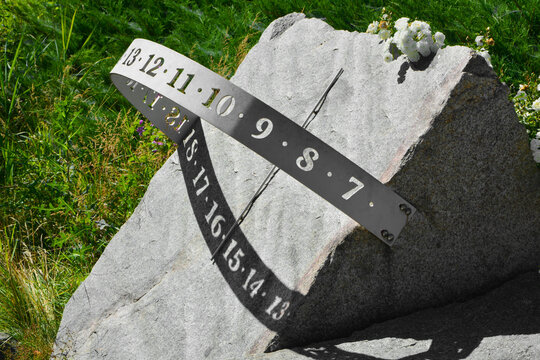 zegar słoneczny na kamieniu w ogrodzie, sundial in garden