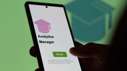Analytics Manager program. A student enrolls in courses to study, to learn a new skill and pass certification. Text in French