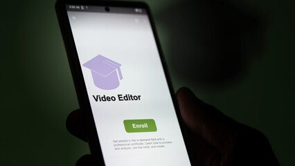 Video Editor program. A student enrolls in courses to study, to learn a new skill and pass certification. Text in French - obrazy, fototapety, plakaty