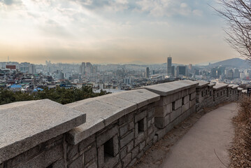 Obraz premium Seoul City Wall fortress protecting capital of South Korea