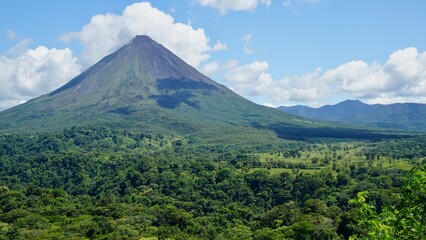 Clear view of the Arenal volcano in Costa Rica, surrounded by nature.