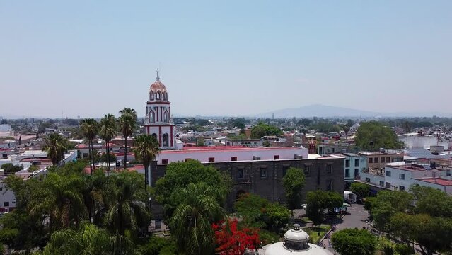 Vuelo de drone en Tlaquepaque Jalisco, El parian, Plaza con templos, pueblo m&aacute;gico, pueblo tradicional.