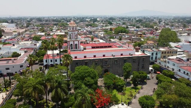 Vuelo de drone en Tlaquepaque Jalisco, El parian, Plaza con templos, pueblo m&aacute;gico, pueblo tradicional.