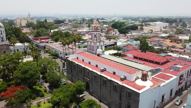 Vuelo de drone en Tlaquepaque Jalisco, El parian, Plaza con templos, pueblo m&aacute;gico, pueblo tradicional.