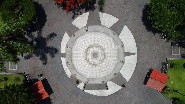 Vuelo de drone en Tlaquepaque Jalisco, El parian, Plaza con templos, pueblo m&aacute;gico, pueblo tradicional.