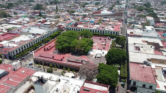 Vuelo de drone en Tlaquepaque Jalisco, El parian, Plaza con templos, pueblo m&aacute;gico, pueblo tradicional.