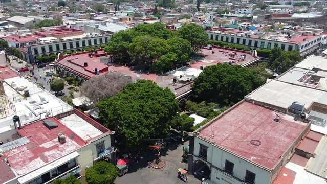 Vuelo de drone en Tlaquepaque Jalisco, El parian, Plaza con templos, pueblo m&aacute;gico, pueblo tradicional.