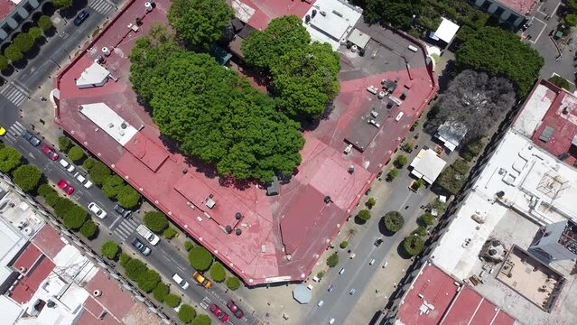 Vuelo de drone en Tlaquepaque Jalisco, El parian, Plaza con templos, pueblo m&aacute;gico, pueblo tradicional.