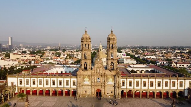 Vuelo de Drone en Bas&iacute;lica de Zapopan centro, plaza de la bas&iacute;lica por la ma&ntilde;ana 