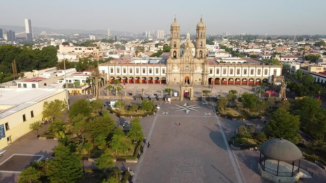 Vuelo de Drone en Bas&iacute;lica de Zapopan centro, plaza de la bas&iacute;lica por la ma&ntilde;ana 