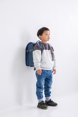 立ち尽くす男の子