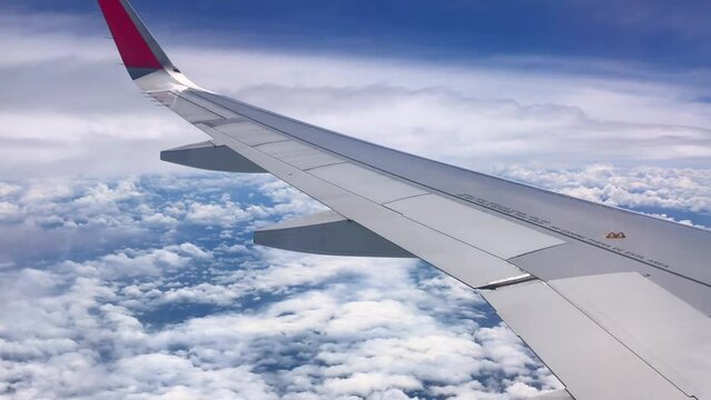 en la ventana de un avi&oacute;n observando el mar de nubes por la ventana