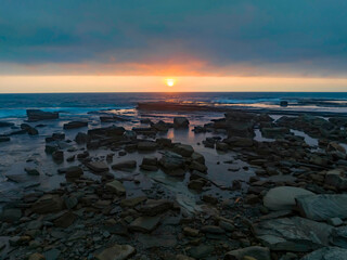 Obraz premium Hazy Summer Sunrise Seascape and Rocky Inlet